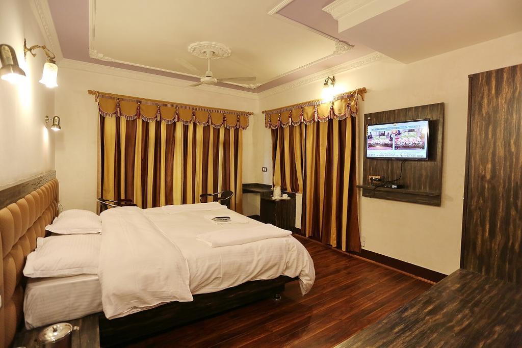 Hotel Ibni Kabeer Srīnagar Exterior foto