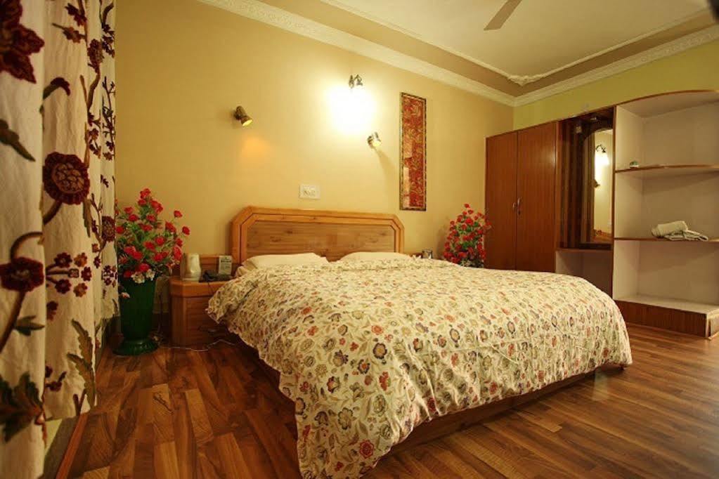 Hotel Ibni Kabeer Srīnagar Exterior foto