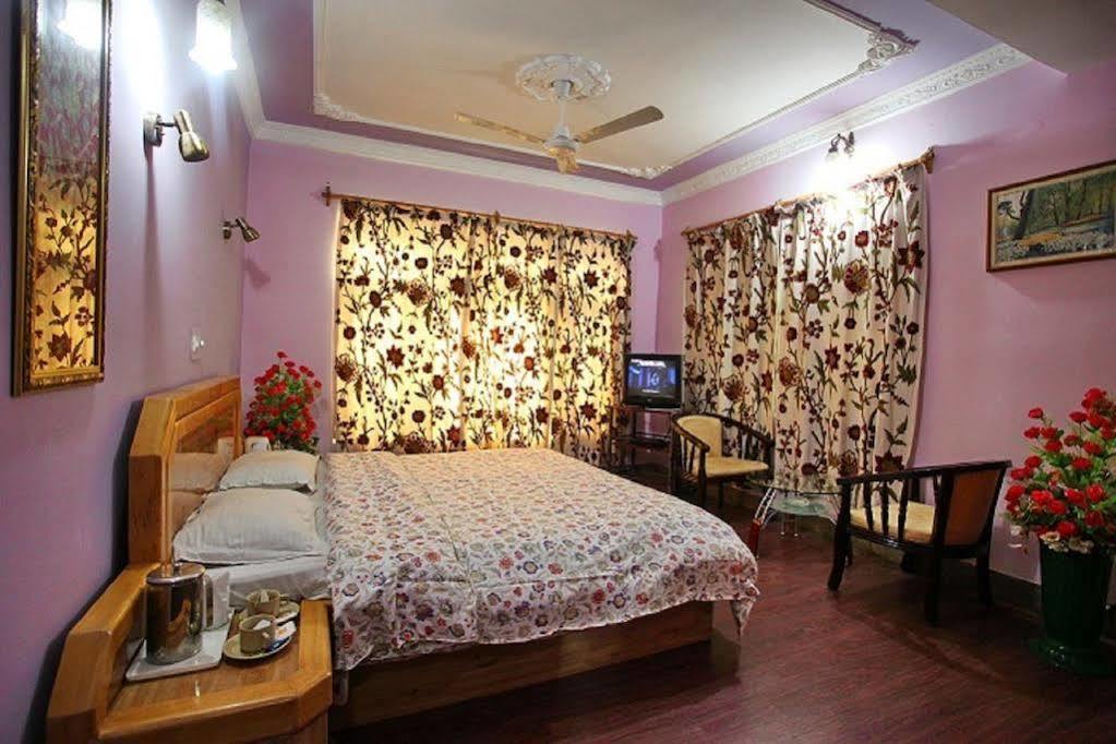 Hotel Ibni Kabeer Srīnagar Exterior foto