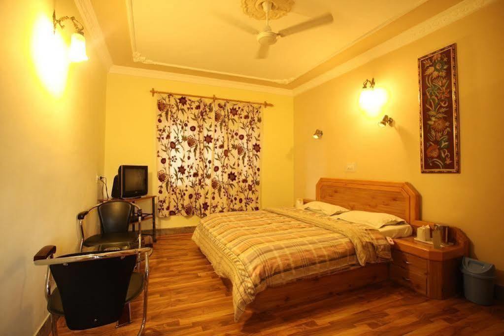 Hotel Ibni Kabeer Srīnagar Exterior foto