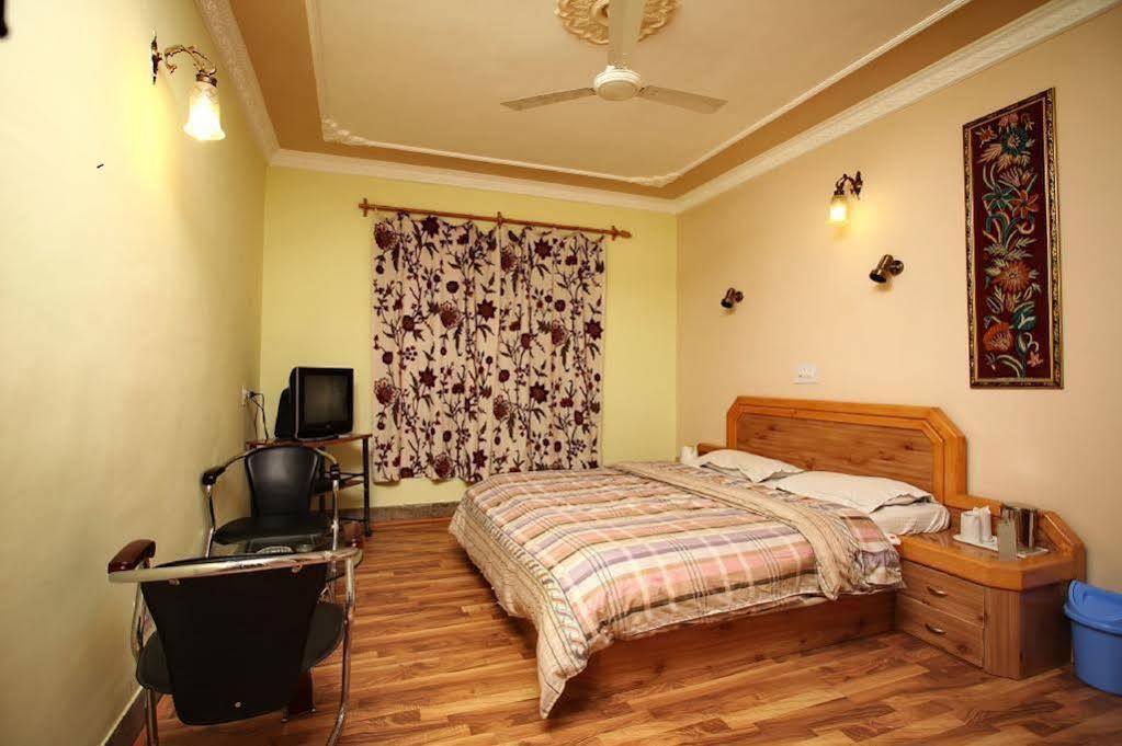 Hotel Ibni Kabeer Srīnagar Exterior foto